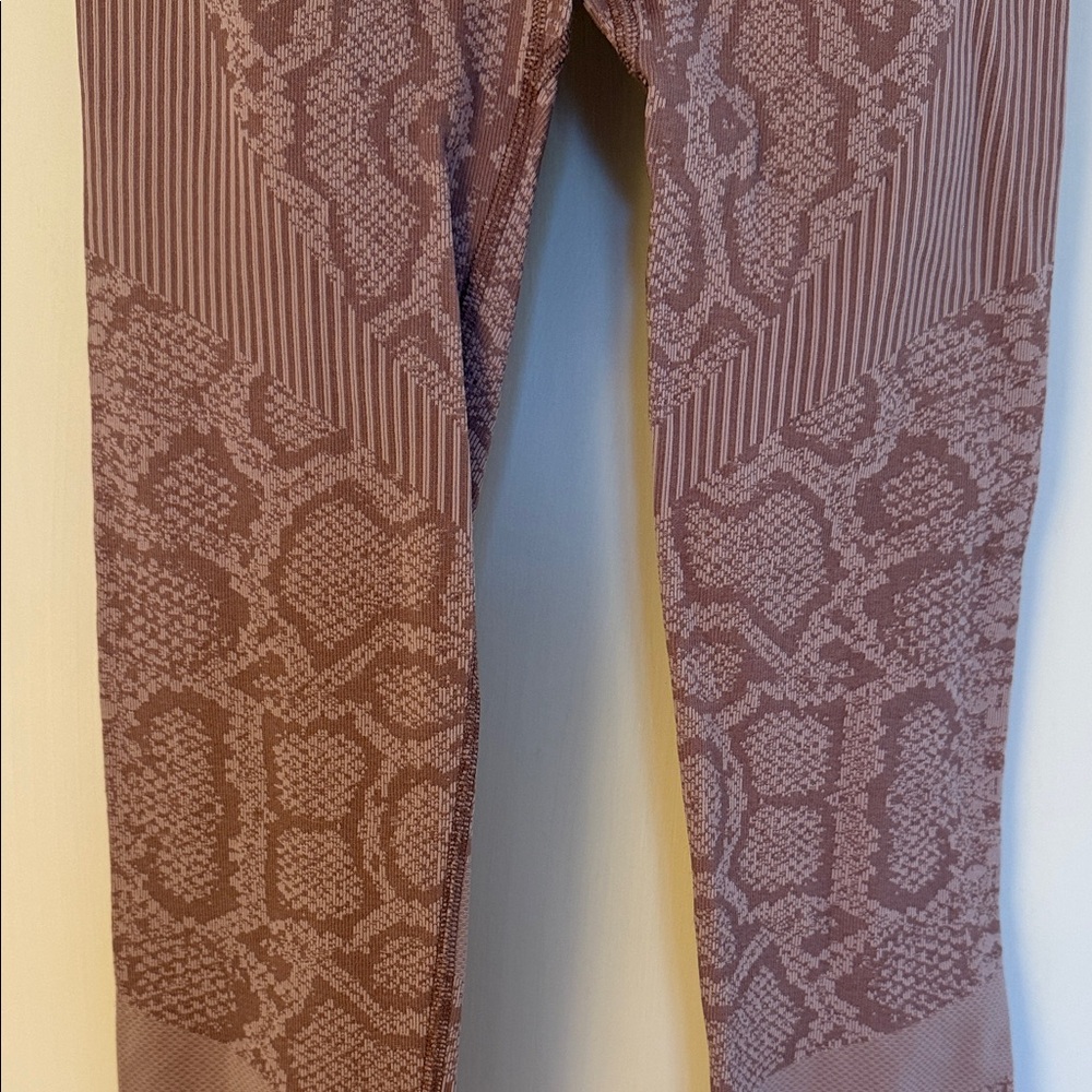Varley Mauve High Waist Python Print Leggings Siz… - image 4